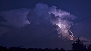 Tormentas eléctricas llegarán a Biobío: 11 regiones bajo aviso por la baja segregada