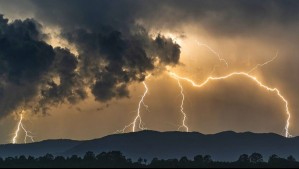 Tormentas eléctricas con precipitaciones aisladas en estas tres regiones: Aviso incluye a la Región Metropolitana