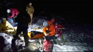 A más de 2.000 metros y con temperaturas bajo 0°C: Así fue el rescate de un adulto mayor varado en un volcán