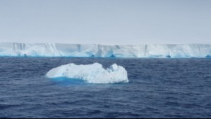 Un gigante de hielo a la deriva: El iceberg más grande del mundo se libera de su 'prisión oceánica'