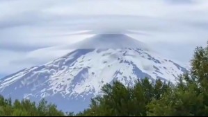 Indicador de lluvias: Las impresionantes fotos del volcán Villarrica con un 'sombrero de nubes'