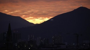 Calor nocturno sofocante: Termómetros estarán sobre 20°C durante la medianoche de este día en Santiago