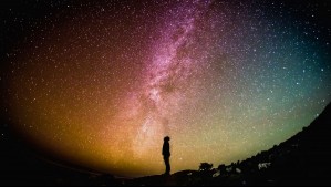 Nuevo estudio liderado por astrónomos chilenos desafía la concepción de cómo se expande el universo