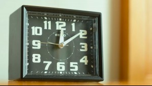 Este día se producirá la noche más larga del año: Se acerca el cambio de hora en Chile