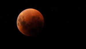 Llega el eclipse lunar total: Cielos nublados impedirán ver la Luna de Sangre en estos sectores de Chile Llega el eclipse lunar total: Cielos nublados impedirán ver la Luna de Sangre en estos sectores de Chile