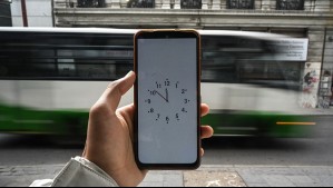 Este día se producirá el cambio de hora en Chile: En estas regiones se vivirá la noche más larga del año