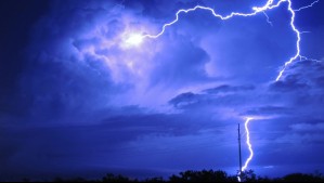 Tormentas eléctricas impactarán a la Región Metropolitana: Meteorología emite aviso para cinco regiones