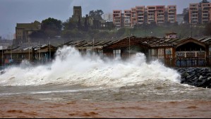 Sistema frontal generará fuerte oleaje desde Arica hasta Aysén: Emiten nuevo aviso por marejadas