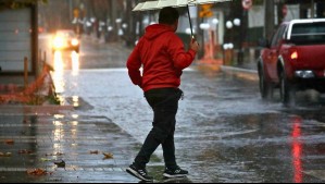 '¡Paraguas a mano!': Meteorología pronostica lluvias esta semana que alcanzarán la zona central