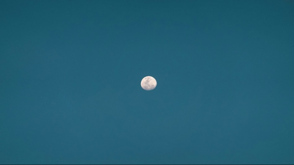 Luna rosa ilumina los cielos chilenos este sábado