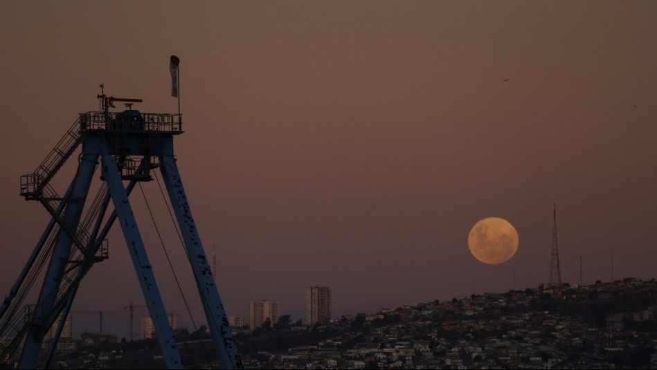 Impresionantes fotografías de la luna rosa iluminan Chile