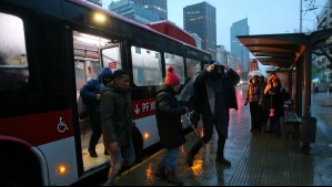 'Va a ser una lluvia que se va a notar': A partir de esta hora comenzará a llover en Santiago este miércoles