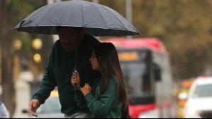'Hay que llevar ropa de protección': Hasta 20 mm de lluvia pronostican para Santiago entre miércoles y jueves