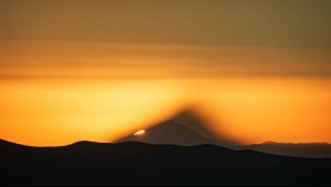 'Amanecer volcánico': La impresionante foto del volcán Llullaillaco tomada desde el Observatorio Paranal
