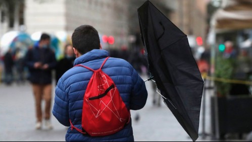 Viento de hasta 80 km/h anuncian para ocho regiones por sistema frontal: Incluye a la Región Metropolitana