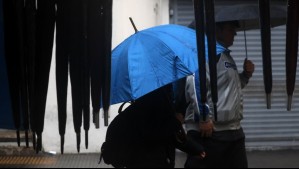 'Las personas madrugadores deberán llevar paraguas': Se mantienen las precipitaciones para este lunes en Santiago