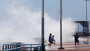 'Acompañarán la lluvia, el frío y el viento': Sistema frontal provocará cinco días de marejadas en 14 regiones