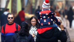 'Hay que vestirse en capas': A esta hora se dispara la máxima en Santiago durante el primer día de ola de calor invernal