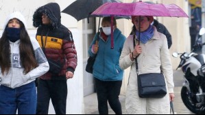 'Intensas rachas' azotarán al centro sur: Esta es la cantidad de agua que caería en Valparaíso y en la RM este viernes