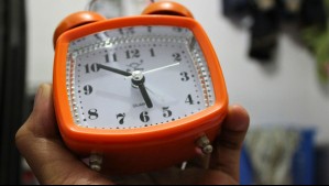 Falta un mes para la llegada del horario de verano en Chile: ¿Se retrasa o se adelanta el reloj?