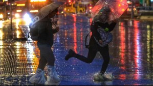 'Habrá sectores de la Región Metropolitana que pueden superar los 30 mm': Desde esta hora del sábado lloverá en Santiago