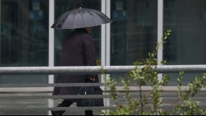 'Ya están cayendo las primeras gotitas en la costa': Hasta qué hora lloverá en Santiago este viernes
