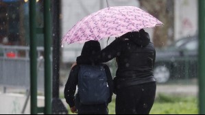 Pronostican lluvias en 11 regiones para este sábado: Sistema frontal alcanzará la zona central con vientos