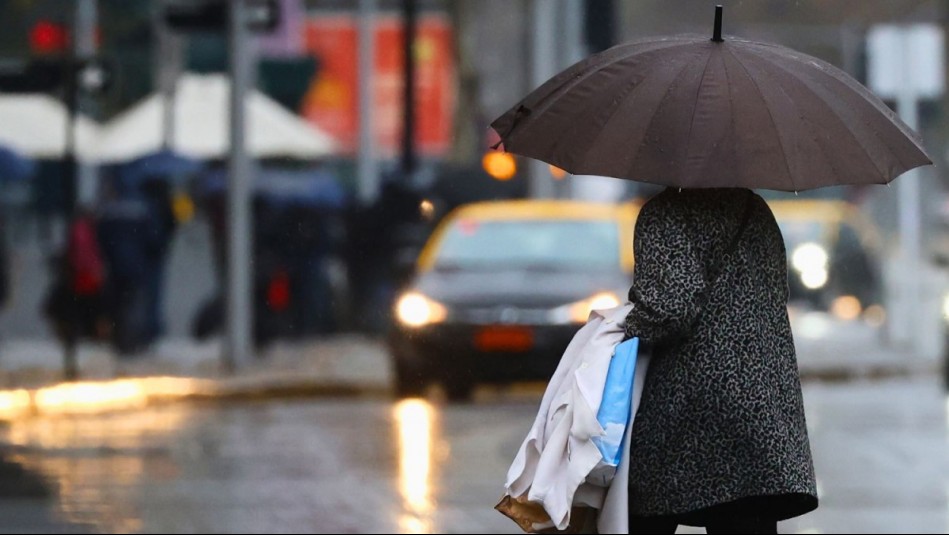 Sistema frontal se proyecta sobre la zona central: Podrían caer "gotitas" en estos sectores de Santiago este miércoles