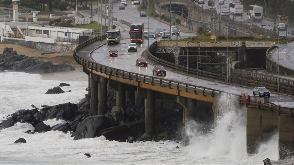 Marejadas en 10 regiones a partir de este miércoles: Sistema frontal provocará alta marea por varios días