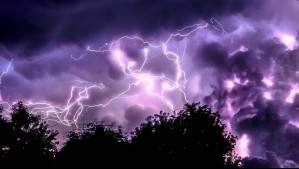 Emiten aviso por tormentas eléctricas en siete regiones: Afectará sectores de la Región Metropolitana durante este día