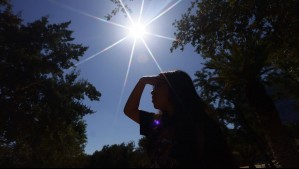 Circulación ciclónica y una dorsal en altura disparan advertencia por calor durante varios días: Incluye a Santiago