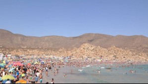 Paraíso de aguas cristalinas: La playa Totoralillo ofrece un ambiente relajante a los viajeros en la región de Coquimbo
