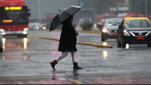 A esta hora del jueves 'hay probabilidad de chubascos y tormentas eléctricas' en Santiago: Temperatura máxima descenderá