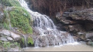Esta es la 'la cascada más linda cerca de Santiago': Su acceso es totalmente gratuito y se puede llegar en micro