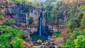 Este bonito salto de agua de 30 metros está a pocos kilómetros de Santiago: Así puedes llegar en micro