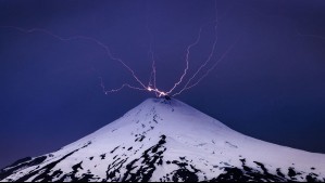 '¡Pero qué pedazo de foto!': Así se vieron los impresionantes rayos captados en el volcán Villarrica