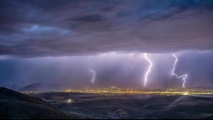 Tormentas eléctricas azotarían a este sector de la Región Metropolitana: Aviso abarca Valparaíso y O'Higgins