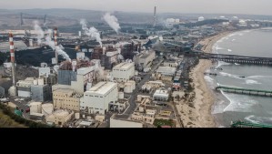 Denuncia de Greenpeace: Pescadores artesanales de Valparaíso limpian el carbón en estas playas