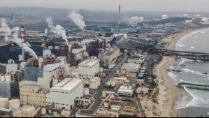 Denuncia de Greenpeace: Pescadores artesanales de Valparaíso limpian el carbón en estas playas