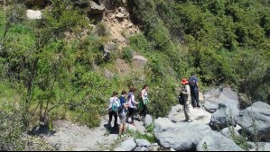 'Uno de los mejores trekking para el verano cerca de Santiago': Amigas muestran el recorrido hasta la cascada San Juan