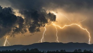Incluye a la Región Metropolitana: Avisan por tormentas eléctricas y chubascos aislados en cinco regiones