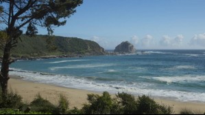 'Aguas turquesas y tranquilas, perfectas para bañarse': La hermosa playa con senderos que está cerca de Santiago