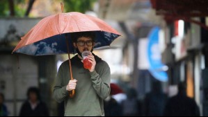 'No es algo débil': Así serán los chubascos que alcanzarían a Santiago por una baja segregada