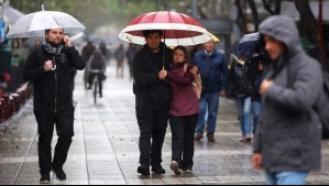 Chubascos y bajón de temperaturas en Santiago: A esta hora del domingo caerán precipitaciones de corta duración