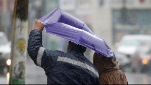 50 mm de lluvia y vientos de hasta 90 km/h: Sistema frontal impactará a estas dos regiones esta semana en pleno verano