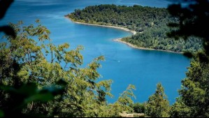 Desde lagos, cascadas y hasta una red de termas: Panquipulli es la ciudad que 'lo tiene todo' y está a una hora de Pucón