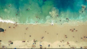 Playa de poco oleaje en esta zona de Valparaíso: Tiene aguas turquesas y es ideal para visitar con niños