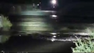 'Baja con bastante fuerza': Impactante registro evidencia el desborde de este río en el Norte Grande