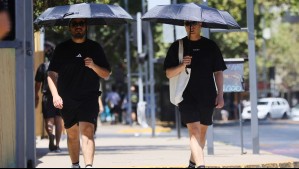 'Hasta 35°C a la sombra' en el centro de Santiago: Este día será el peak de calor de esta semana