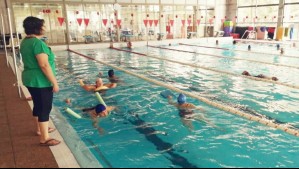 Piscina temperada al sur de Santiago: San Bernardo ofrece talleres de natación y aquaerobics este verano